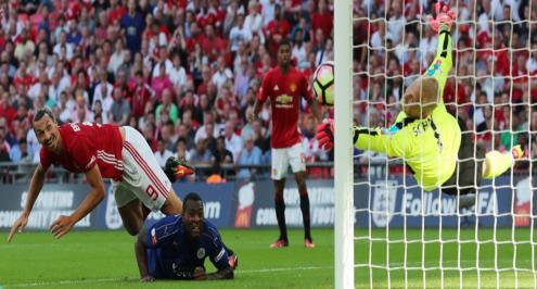 بالفيديو.. إبرا يمنح مان يونايتد الدرع الخيرية على حساب ليستر